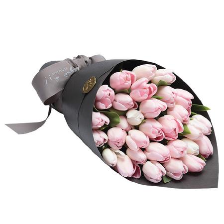 Букет из 31 розового тюльпана в крафте