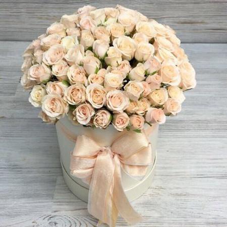 Шляпная коробочка из 19 кустовых роз