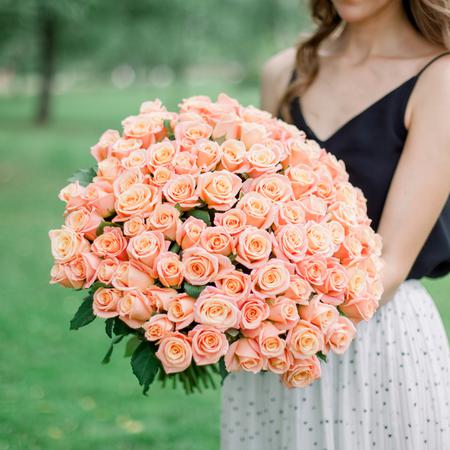 Букет 101 персиковая роза 50 см «Мисс Пигги»