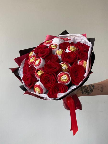 Букет с конфетами «Ферреро» и красными розами